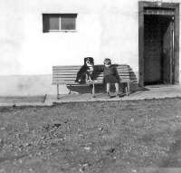 21 Margrit und Max vor dem Haus