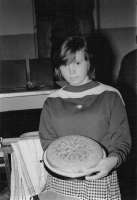 23 Margrit mit Kuchen