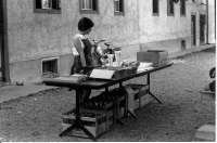 24 Margrit an der Theke